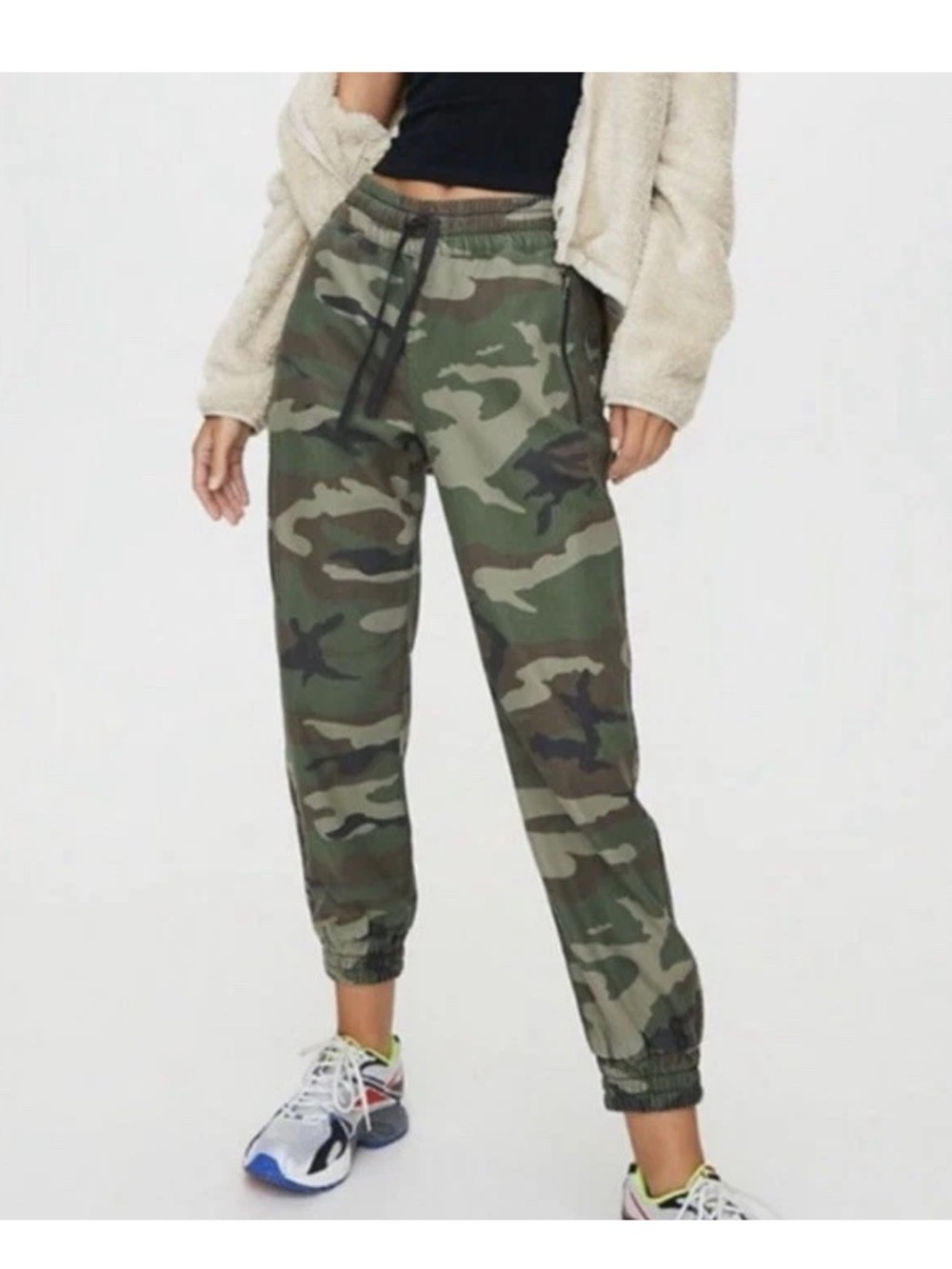 TNA Aritzia Camo Drawstring Joggers in Green